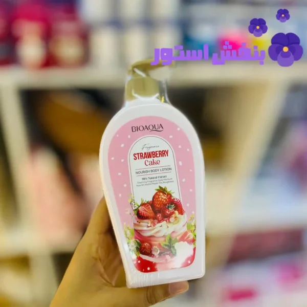 photo_2025-11-26_15-32-48 لوسیون بدن رایحه کیک توت فرنگی حجم ۴۰۰ میل